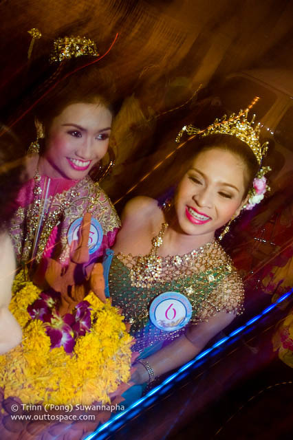 Nang Nophamas beauty contestants and their krathong