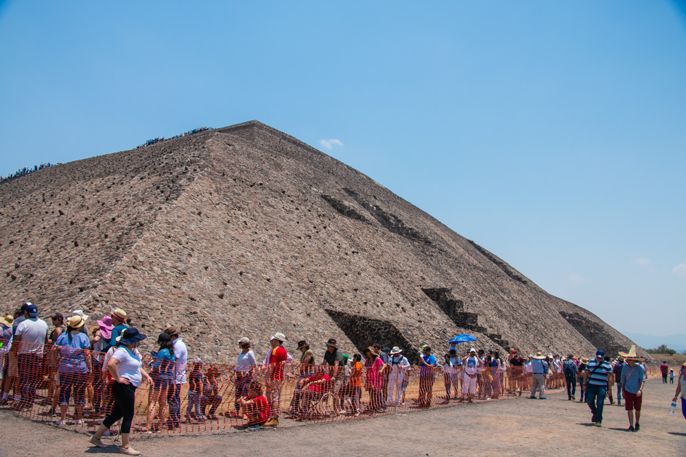 Queue to Pyramid of the Sun