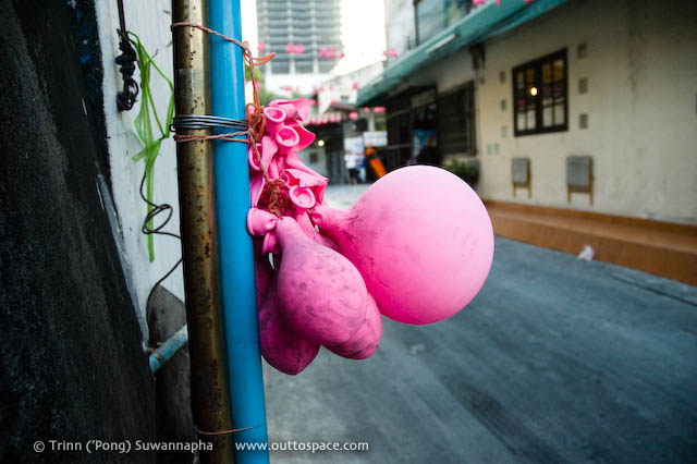 After the Party – shrunken decorations in Soi Rang Nam