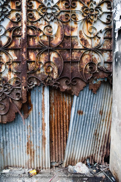 Rusty Guard – Thai-style decorated gate in Soi Phipat